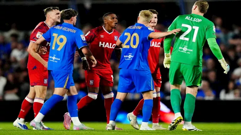 إصابة مشجع أثناء اشتباك حاد بين 16 لاعباً في مباراة مثيرة