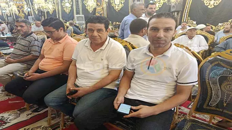 الحكم نادر قمر الدولة يعبّر عن حزنه في عزاء والد محمد الشناوي بكفر