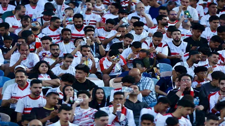 جمهور الزمالك يرفع لافتة "باقون حتى تفنى البحور" في مباراة المقاولون