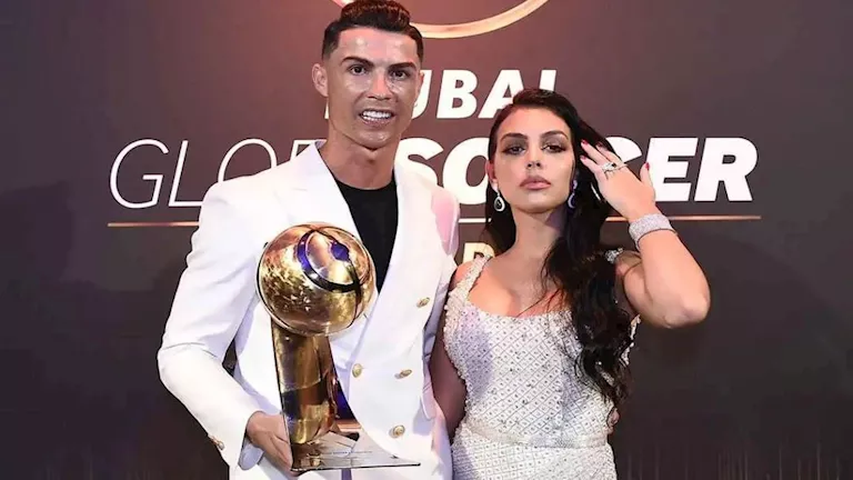 جورجينا وكريستيانو: تفاصيل مثيرة في لقائهما الأول تصيب زملاءهما بالجنون