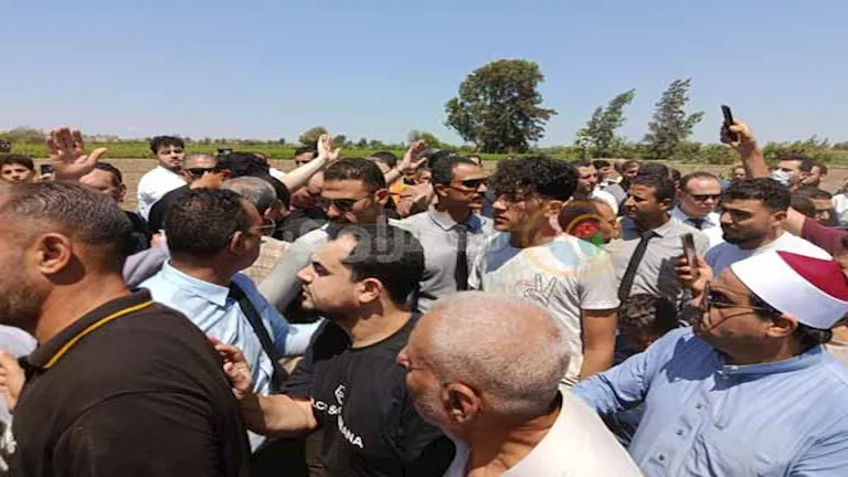 حضور شوبير والمواساة من الخطيب في جنازة والد محمد الشناوي بـ 22 صورة مؤثرة