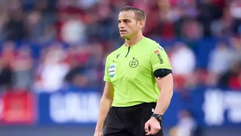 خافيير روخاس حكم مباراة الأهلي: مسيرته المثيرة وتأرجحه بين الاعتزال وعلم النفس