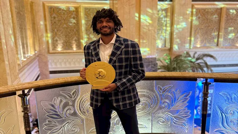 زوجة محمد النني تُظهر مهاراته في الدارتس من خلال 5 صور مثيرة