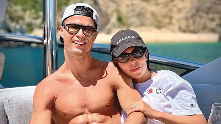كريستيانو رونالدو وجورجينا يستمتعان بوقتهما في البحر وسط شائعات زواجهما