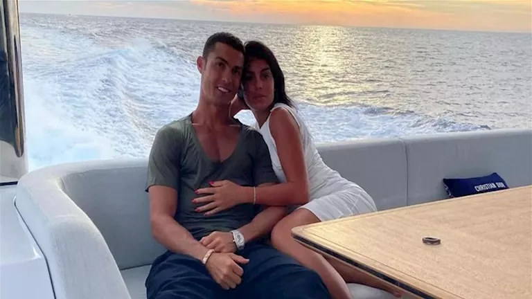 كريستيانو رونالدو يحتفل بخطبته مع 5 هدايا فاخرة وتحديد موعد زفافه