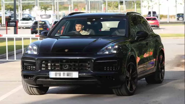 لاعب يهرب من فريقه بفندق بالمطار.. تفاصيل مثيرة تدهش الجميع