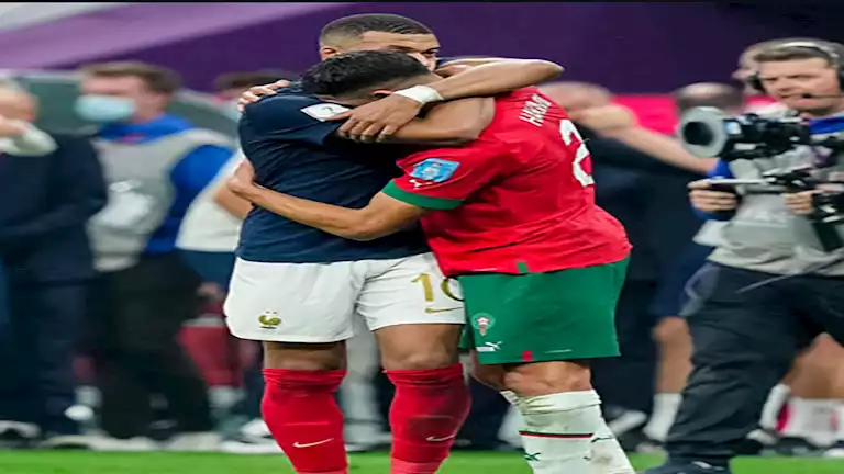 مبابي يثير الجدل مجددًا بدفاعه القوي عن حكيمي رغم حالته السكرانة