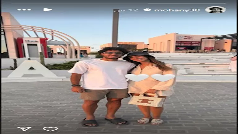 محمد هاني يشارك صورة رومانسية جميلة مع زوجته المشهورة بقلوب بيضاء