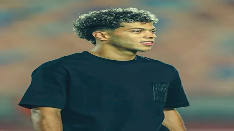 موقف إنساني يثير الإعجاب من إمام عاشور لعامل نادي الزمالك بسبب مرض ابنته