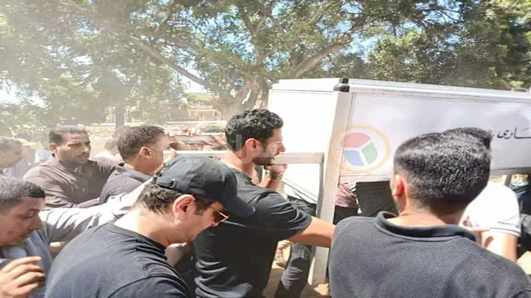 نجوم الأهلي يحضرون جنازة والد الشناوي وسط ردود أفعال نارية من الزمالك