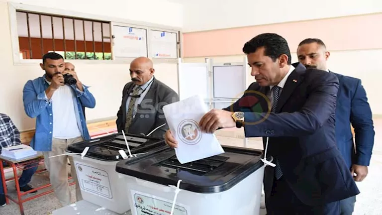 وزير الشباب والرياضة يتوجه إلى مركز الاقتراع للإدلاء بصوته في الشروق