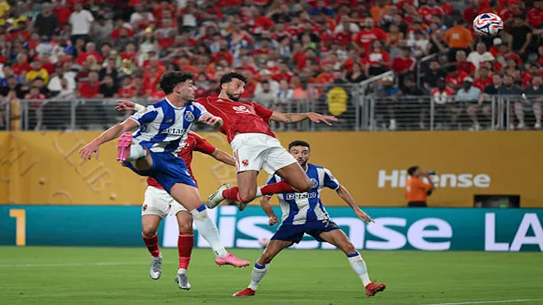 وسام أبو علي ينشر صورة مع شقيقتيه قبل مغادرته إلى الدوري الأمريكي