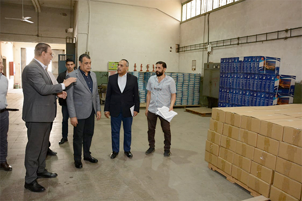 وزير الإنتاج الحربي يتفقد شركة بنها للصناعات الإلكترونية
