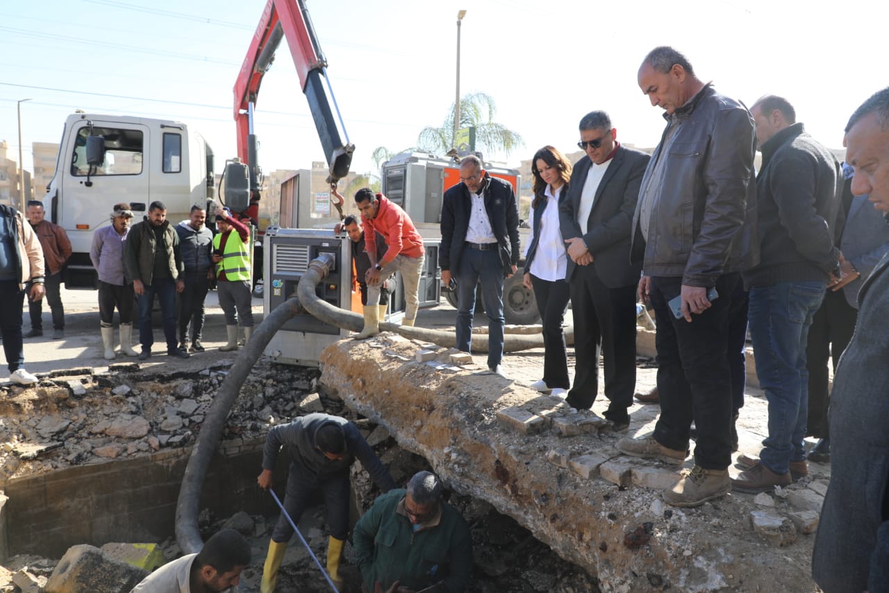 كسر بخط مياه رئيسي في حدائق الأهرام