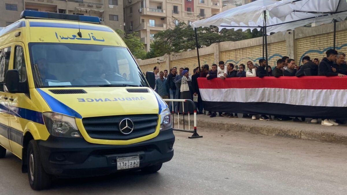 سيارات الاسعاف امام اللجان الانتخابية