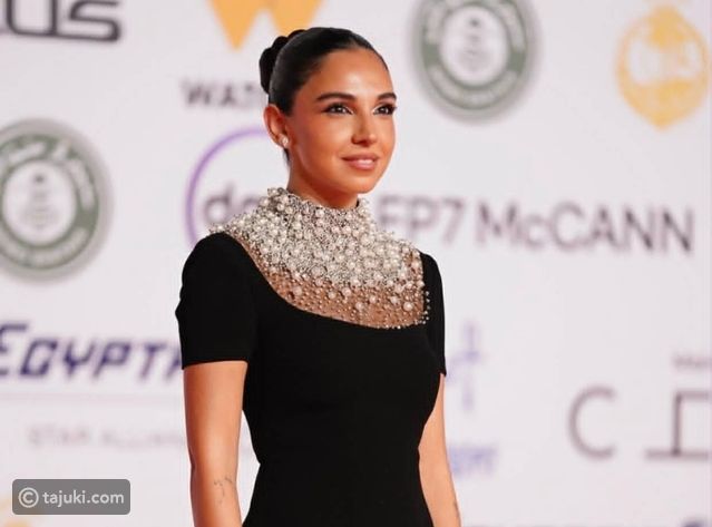 سلمى أبو ضيف تتألق بفستان مزين باللؤلؤ