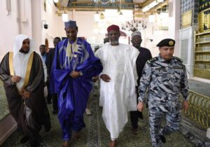 رئيس وزراء النيجر يزور المسجد النبوي بالمدينة المنورة