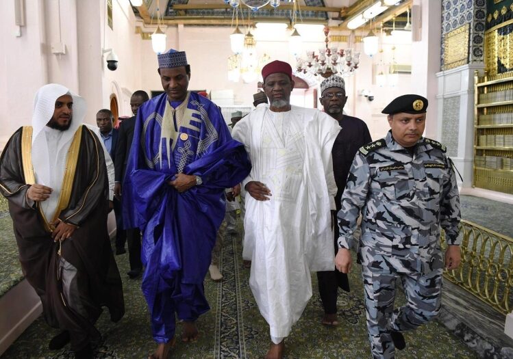رئيس وزراء النيجر يزور المسجد النبوي بالمدينة المنورة