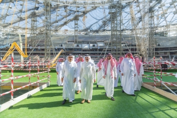 أمير المنطقة الشرقية يزور مشروع ملعب أرامكو