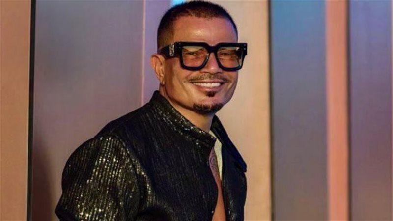 عمرو دياب يتألق بدلة Amiri
