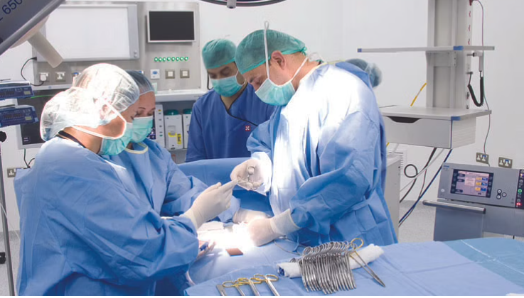 فريق طبي في مستشفى الدكتور سليمان الحبيب